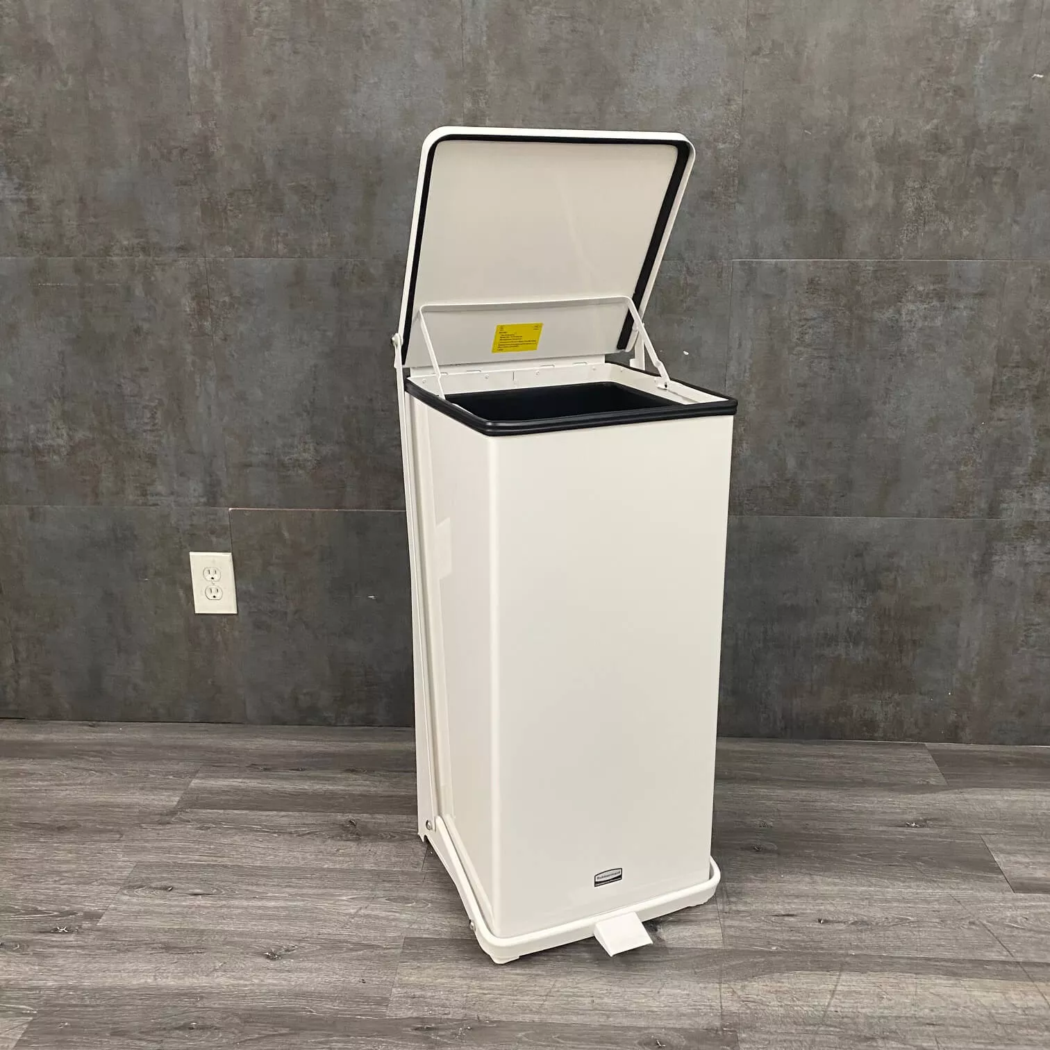 Defender Medical Trash Can - Metal
