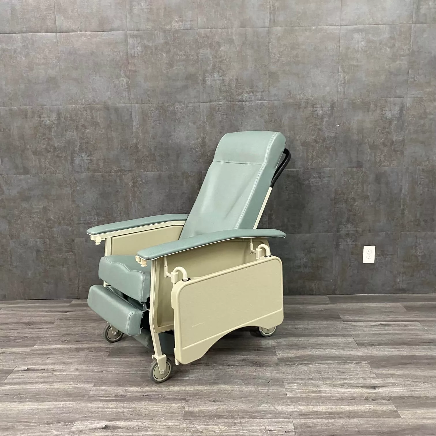 Invacare Deluxe 3 Position Recliner