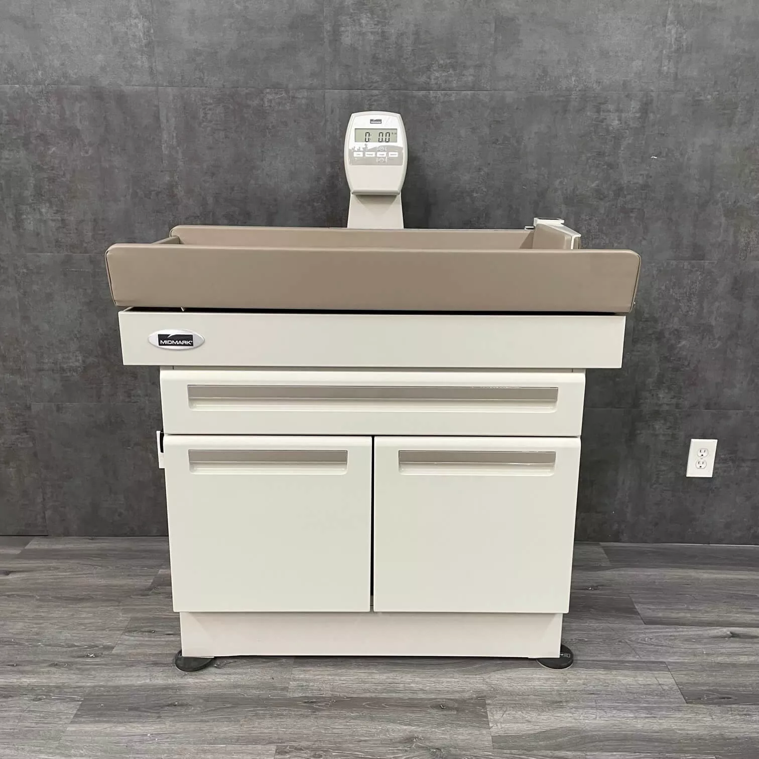 Midmark 640 Pediatric Table, Pediatric Scale