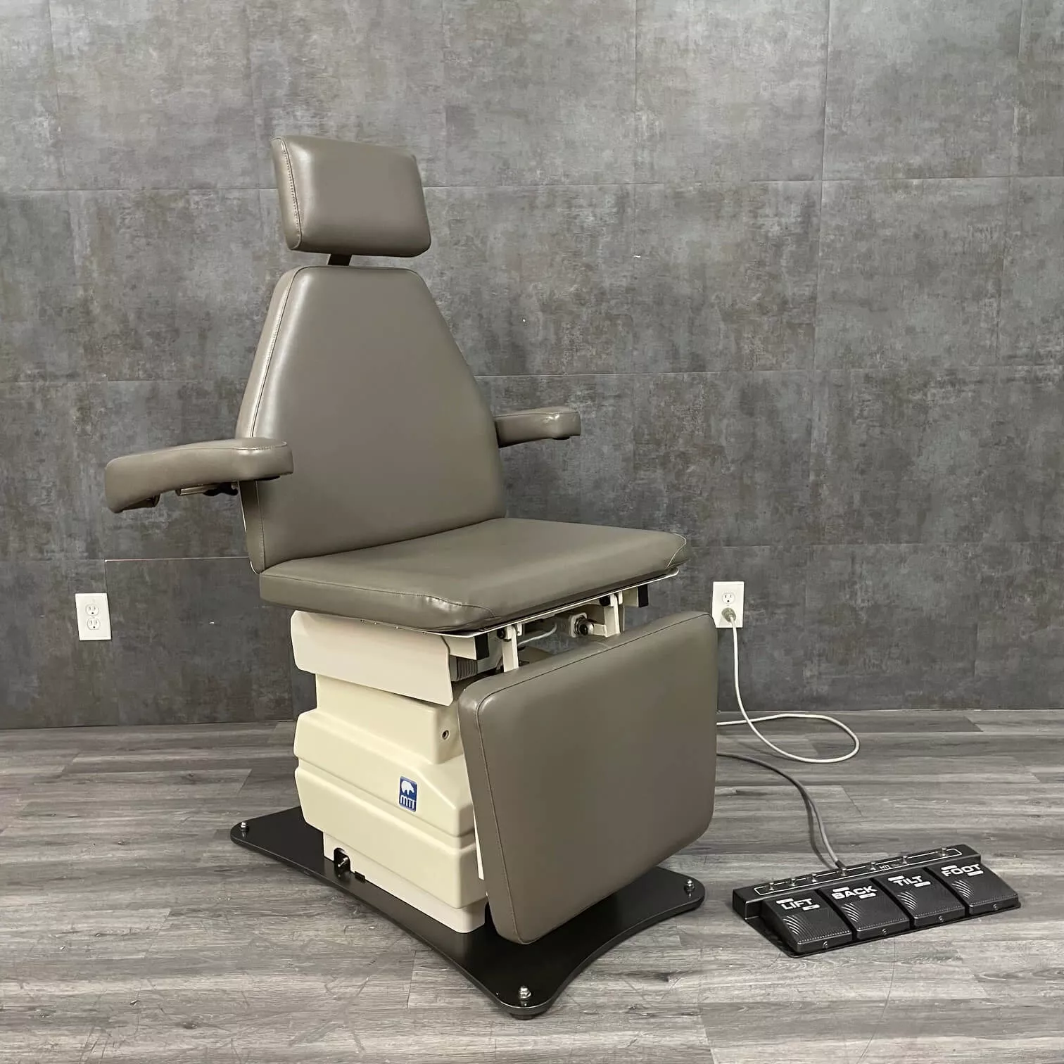 MTI 530 Programmable Podiatry Chair w Foot Control