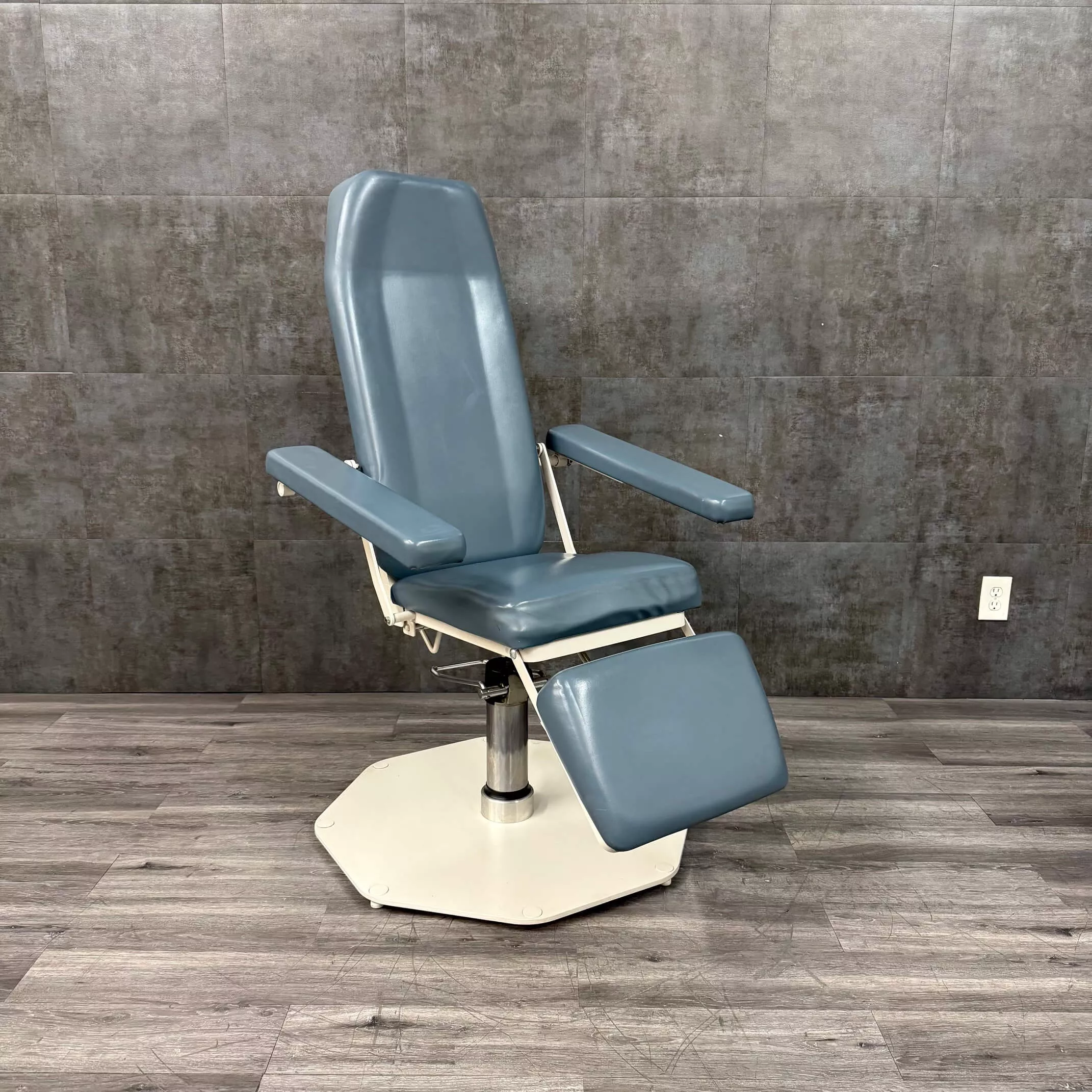 UMF 8675 adjustable Phlebotomy Chair w Swivel